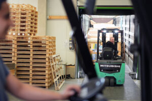 Gabelstapler belädt LKW in Lagerhalle.
