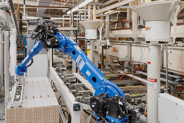 Industrieroboter in Fabrikumgebung