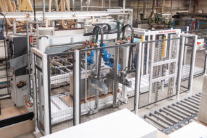 Industriemaschine in einer Werkhalle