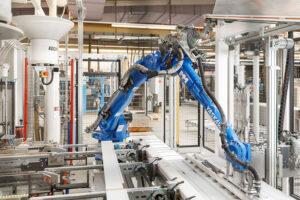 Industrieroboter in Fabrikhalle bei Arbeit