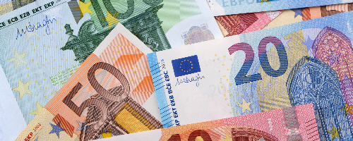Verschiedene Euro-Banknoten liegen übereinander.